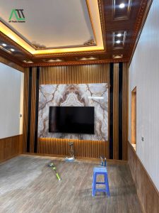 không gian phòng khách hiện đại ốp tấm hèm khóa att kết hợp lam sóng